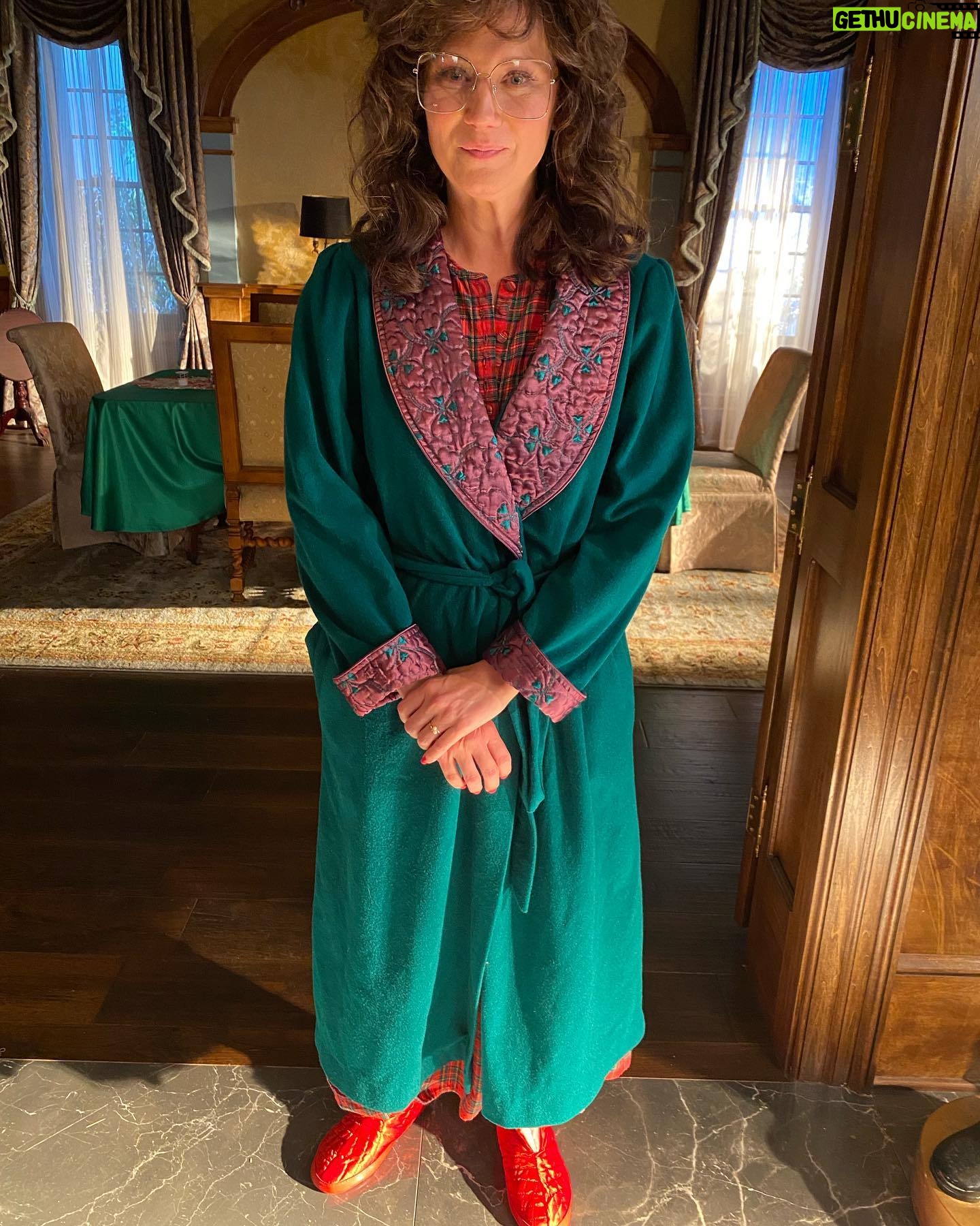 Jennifer Nettles Instagram - It’s called BEDTIME FASHUN! Look it up CoolRod. And check it out this Sunday when Aimee Lee comes at’cha in Flashback! ⚡️ 🙏🏼 💎 @therighteousgemstones @hbomax 10:00pm. 📷: @dalia_explains_it_all