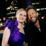 Jennifer Nettles Instagram - @jennifernettles & @noelschajris nos deleitaron con una presentación única desde la ciudad de Atlanta 🇺🇸 con el estreno mundial de Love’s Still Here 🥰 #LatinAMAs
