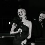 Jennifer Nettles Instagram - @jennifernettles & @noelschajris nos deleitaron con una presentación única desde la ciudad de Atlanta 🇺🇸 con el estreno mundial de Love’s Still Here 🥰 #LatinAMAs
