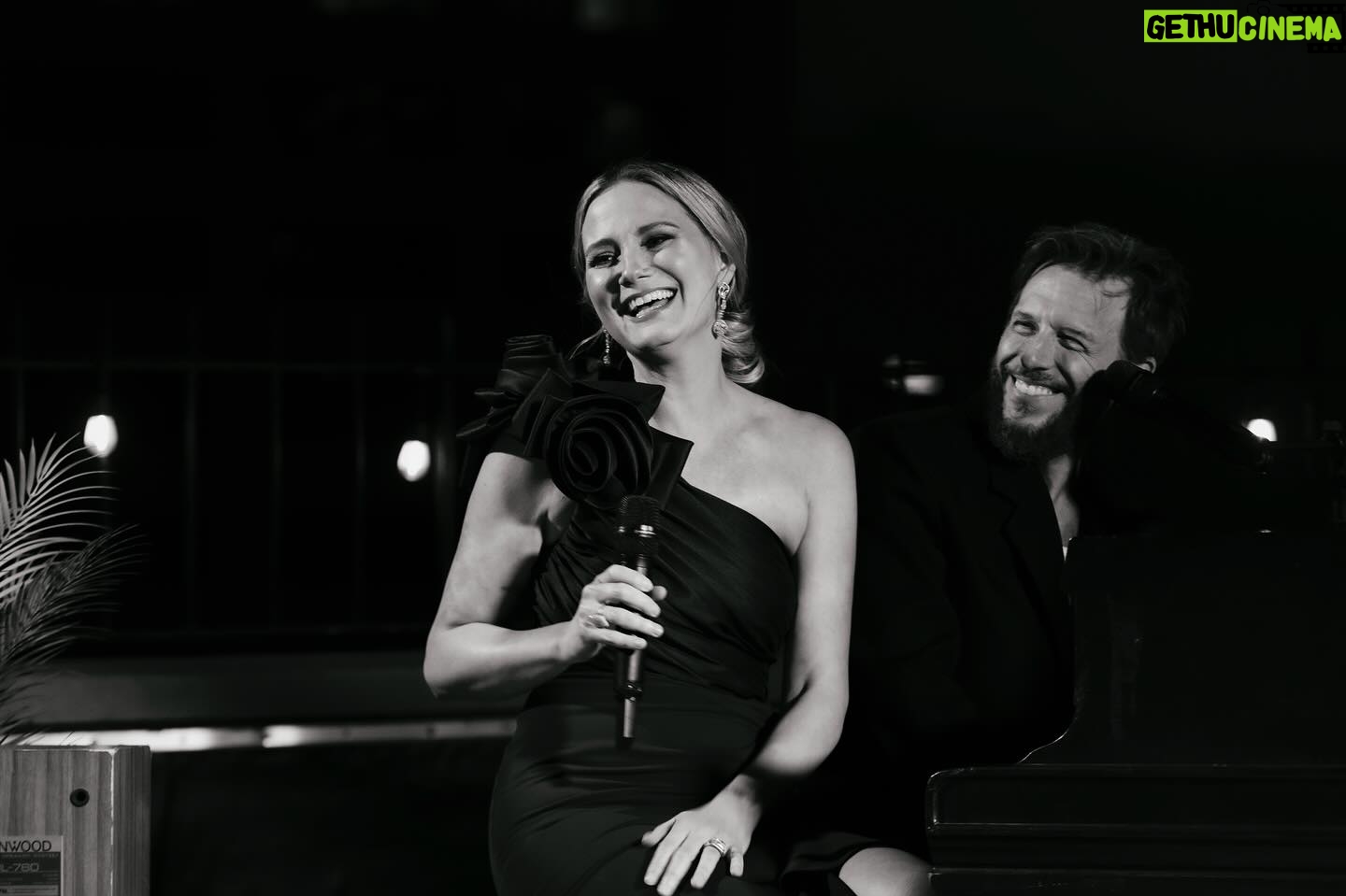 Jennifer Nettles Instagram - @jennifernettles & @noelschajris nos deleitaron con una presentación única desde la ciudad de Atlanta 🇺🇸 con el estreno mundial de Love’s Still Here 🥰 #LatinAMAs