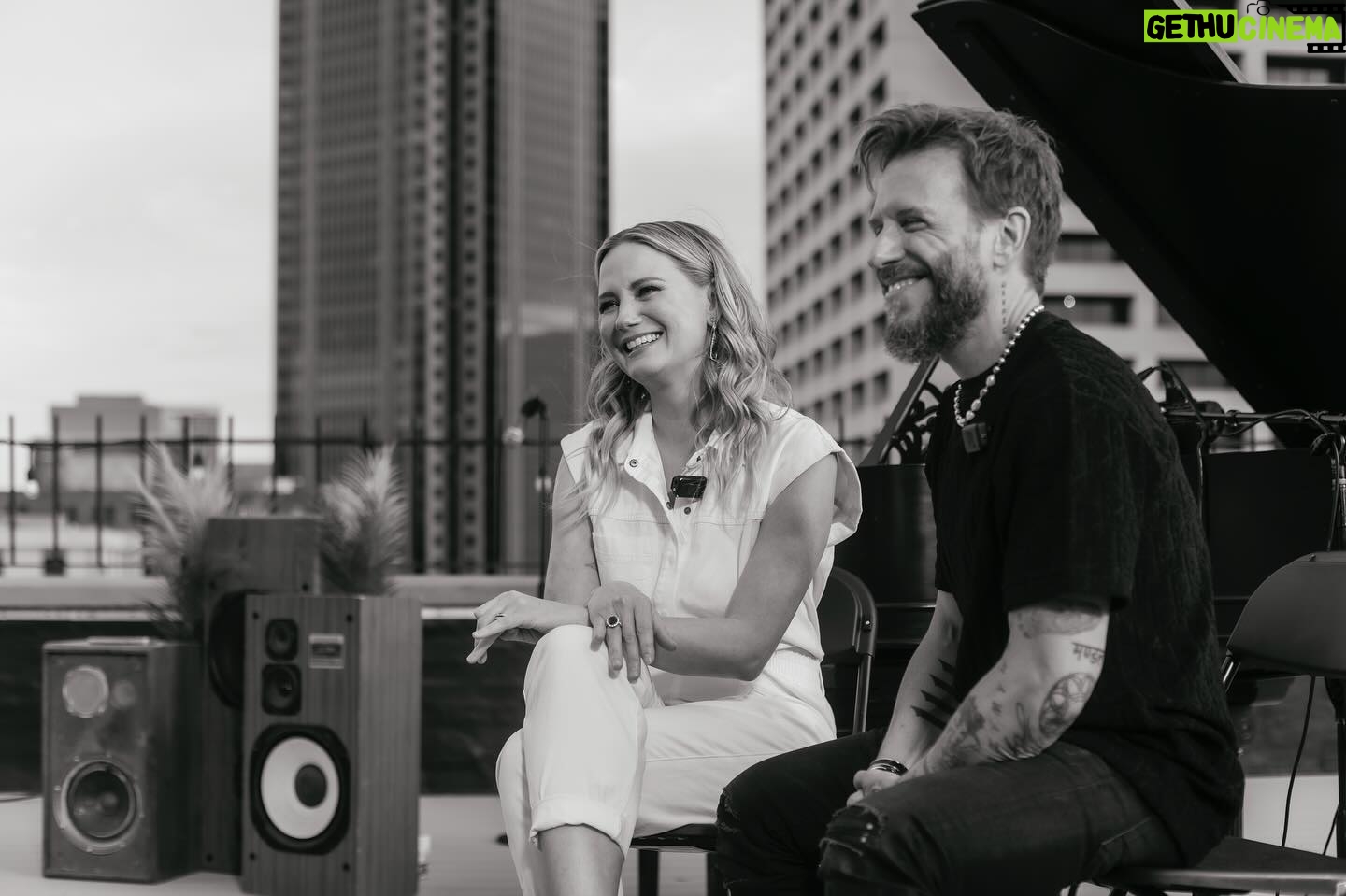 Jennifer Nettles Instagram - Y directamente desde la ciudad de Atlanta 🇺🇸 @jennifernettles & @noelschajris están ensayando para regalarnos una presentación inolvidable en #LatinAMAs ✨ ¡Imperdible! ➡️ A las 7P/6C por @univision.