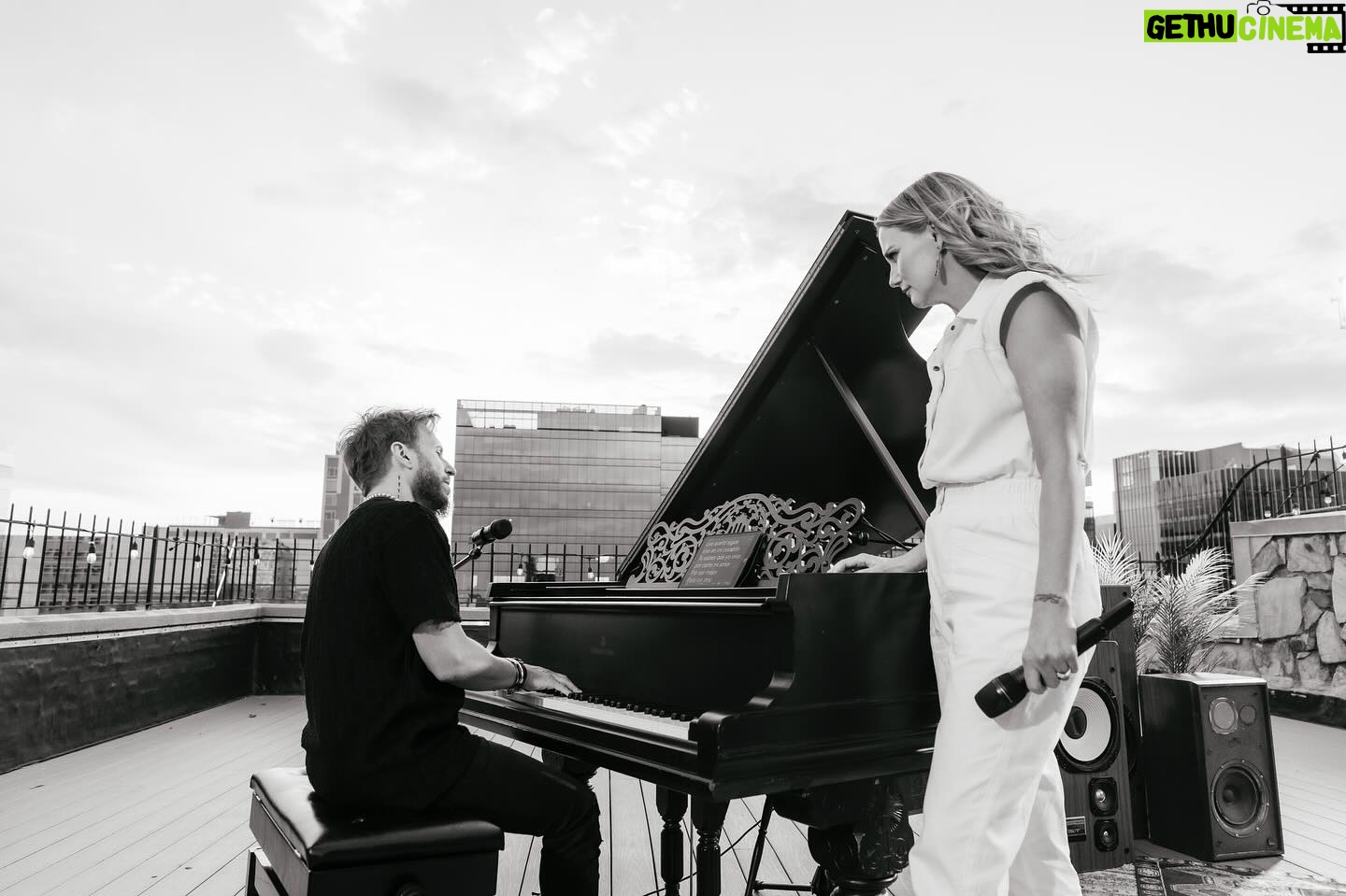 Jennifer Nettles Instagram - Y directamente desde la ciudad de Atlanta 🇺🇸 @jennifernettles & @noelschajris están ensayando para regalarnos una presentación inolvidable en #LatinAMAs ✨ ¡Imperdible! ➡️ A las 7P/6C por @univision.