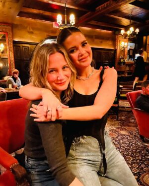 Jennifer Nettles Instagram - Found this sweet kitten catting around NYC on a girl’s weekend and she let this calico join her. Love you @marenmorris ❤️😻🍸🍎.