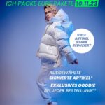 Jennifer Weist Instagram - Ja ist denn heute schon Weihnachten? Nee aber diesen Freitag kommen wir schon nah dran! Denn ich mache mal wieder einen SHOPTAKEOVER 🥰 Wenn ihr am 10.11. zwischen 14 und 17 Uhr in meinem Merch Shop bestellt, gibt es fette Rabatte, eine Autogrammkarte zu jeder Bestellung und außerdem verlose ich unter allen, die einen GIN IVER bestellen eines meiner Touroutfits von der diesjährigen „Nackt auf Tour“. Und das ist noch nicht mal alles! Es wird ein sehr limitiertes exklusives Shirt geben, dass ihr erwerben könnt 😱🙏🏼 Aber auch diejenigen, die gar nichts kaufen wollen, kommen auf ihre Kosten. Während ich am Freitag eure Artikel signiere, gehe ich live hier bei Instagram und beantworte alle eure Fragen! Ich würde mich sehr freuen, wenn ihr vorbei schaut, in meinem Shop und bei Instagram live! Wir sehen uns ❤️