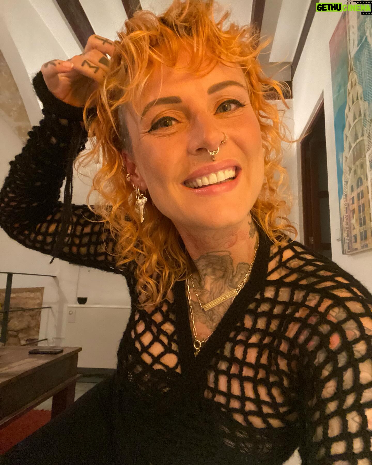 Jennifer Weist - 8.9K Likes - Frohes Neues - kann man das heute noch sagen?
Ich wünsche uns allen ganz viel Gesundheit, sowohl körperliche, als auch mentale. Denn das ist glaube ich immer noch ein großes Thema in unserer Gesellschaft. Ganz oft gestehen wir uns nicht ein, dass es uns nicht gut geht, machen einfach weiter, weil wir denken, dass wir funktionieren müssen. Da wünsche ich uns allen, dass wir mehr auf uns Acht geben, Selfcare betreiben und uns eine Pause nehmen, wenn wir merken, dass wir sie brauchen.
Dann wünsch uns noch ganz viel Liebe. Dass wir von Menschen umgeben sind die wir schätzen und die uns schätzen. Und dass wir Menschen gehen lassen, die uns nicht gut tun. Außerdem wünsche ich uns ganz viel Erfolg, bei allem was wir vorhaben, dazu gehört natürlich auch Resilienz und Durchhaltevermögen. Und last but not least wünsche ich uns ganz viel Spaß und Freude im Leben, denn das macht alles um einiges leichter. Happy 2024!