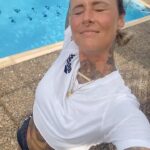 Jennifer Weist Instagram – In den letzten zwei Wochen hatte ich mein Handy nur selten in der Hand. Ich hatte aber auch wichtigere Dinge zu tun. Die meiste Zeit habe ich nackt am Pool gelegen, gelesen, gegessen, Wein und Gin getrunken, Katzen gestreichelt und Sonnenuntergänge angeschaut. Die schönsten Momente habe ich gar nicht festgehalten, sondern einfach nur genossen. Sollten wir alle sehr viel mehr tun.