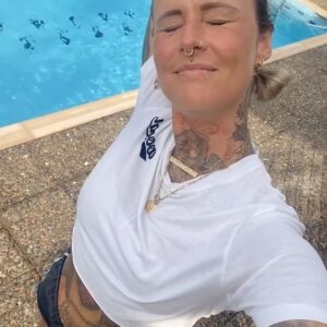 Jennifer Weist Instagram - In den letzten zwei Wochen hatte ich mein Handy nur selten in der Hand. Ich hatte aber auch wichtigere Dinge zu tun. Die meiste Zeit habe ich nackt am Pool gelegen, gelesen, gegessen, Wein und Gin getrunken, Katzen gestreichelt und Sonnenuntergänge angeschaut. Die schönsten Momente habe ich gar nicht festgehalten, sondern einfach nur genossen. Sollten wir alle sehr viel mehr tun.