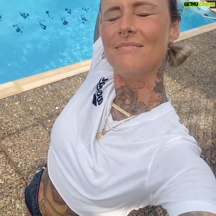 Jennifer Weist - 10.2K Likes - In den letzten zwei Wochen hatte ich mein Handy nur selten in der Hand. Ich hatte aber auch wichtigere Dinge zu tun. Die meiste Zeit habe ich nackt am Pool gelegen, gelesen, gegessen, Wein und Gin getrunken, Katzen gestreichelt und Sonnenuntergänge angeschaut. Die schönsten Momente habe ich gar nicht festgehalten, sondern einfach nur genossen. Sollten wir alle sehr viel mehr tun.