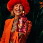 Jennifer Weist Instagram - GIN IVER by Yaenniver Mein eigener und euer neuer Lieblingsgin, jetzt exklusiv über den Link in meiner Bio bestellen oder direkt am Merchandise Stand auf meiner „Nackt auf Tour“ mitnehmen 🧡💕
