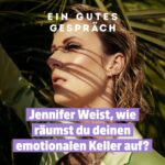 Jennifer Weist Instagram - Jennifer Weist, wie räumst du deinen emotionalen Keller auf? Birte und @yaenniverfromtheblock haben in der neuen Podcast-Folge ein gutes Gespräch über Erfahrungen der Selbstbehauptung und was es bedeutet, als Frau eine Meinung laut nach außen zu tragen, in einer von struktureller Diskriminierung durchzogenen Musikbranche und Gesellschaft allgemein. Die Sängerin zeigt uns ihren symbolischen Keller, in dem sich mit der Zeit allerlei alte Themen ansammeln und erzählt, wie man diesen ab und an mal entrümpelt. Kreativität eignet sich für so eine seelische Aufräumaktion so gut, weil die eigenen Erfahrungen und Emotionen dort stattfinden dürfen und so nach und nach verarbeitet, statt unterdrückt zu werden. Und: Ganz nebenbei verbindet dieses kreative Schaffen, in dem sich Kollaboration ergibt oder das, was die Künstlerin erschafft, andere in ihrem eigenen emotionalen Erleben berührt. Diese Folge soll euch bestärken, konsequent für eure Bedürfnisse einzustehen und Beziehungen nach euren Vorstellungen zu gestalten. Wie man Grenzüberschreitungen rückmeldet, um sich vor übergriffigem Verhalten zu schützen und sich in radikaler Akzeptanz übt, all das hört ihr in diesem empowernden, kraftvollen und mutmachenden Gespräch mit Jennifer Weist. Also nehmt euch was mit! Den Link zur Folge findet ihr in unserer Bio.