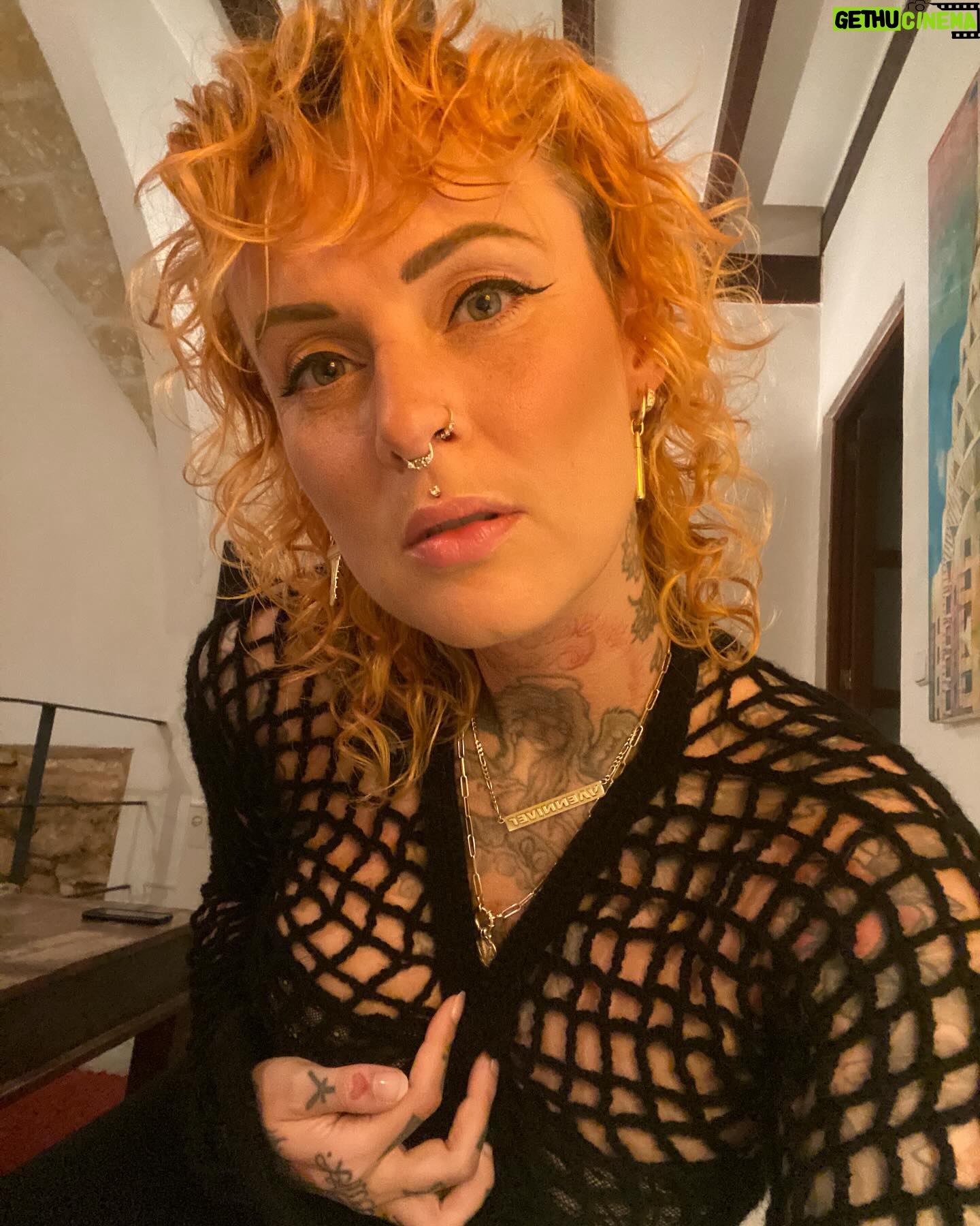 Jennifer Weist - 8.9K Likes - Frohes Neues - kann man das heute noch sagen?
Ich wünsche uns allen ganz viel Gesundheit, sowohl körperliche, als auch mentale. Denn das ist glaube ich immer noch ein großes Thema in unserer Gesellschaft. Ganz oft gestehen wir uns nicht ein, dass es uns nicht gut geht, machen einfach weiter, weil wir denken, dass wir funktionieren müssen. Da wünsche ich uns allen, dass wir mehr auf uns Acht geben, Selfcare betreiben und uns eine Pause nehmen, wenn wir merken, dass wir sie brauchen.
Dann wünsch uns noch ganz viel Liebe. Dass wir von Menschen umgeben sind die wir schätzen und die uns schätzen. Und dass wir Menschen gehen lassen, die uns nicht gut tun. Außerdem wünsche ich uns ganz viel Erfolg, bei allem was wir vorhaben, dazu gehört natürlich auch Resilienz und Durchhaltevermögen. Und last but not least wünsche ich uns ganz viel Spaß und Freude im Leben, denn das macht alles um einiges leichter. Happy 2024!