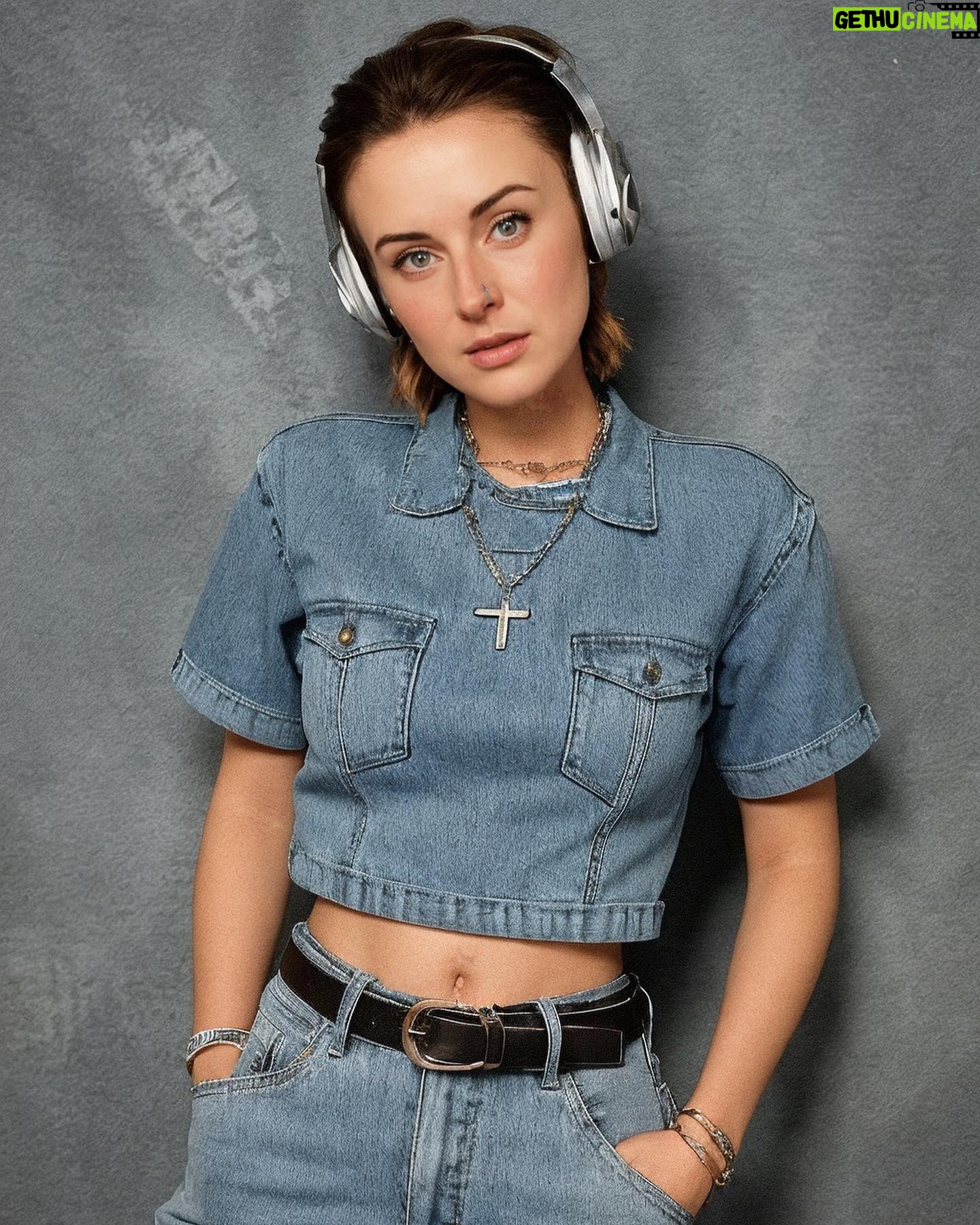 Jennifer Weist - 9.7K Likes - Hab mich versucht dagegen zu wehren, aber konnte nicht anders. Was ist euer Favorit? Ich tendiere zu Slide 5 🤘🏼