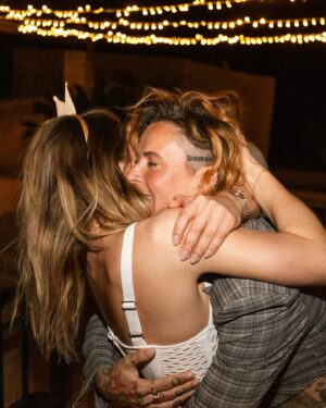 Jennifer Weist Instagram - Very good! Very good! Yeah!
Auf den Bildern seht ihr was passiert, wenn man sich traut, aus seiner Comfortzone auszubrechen.
Als @lolaweippert mich zu ihrem Geburtstag eingeladen hat, konnte ich mir erst nicht vorstellen, 5 Tage mit 25 mir völlig fremden Menschen zu verbringen. Jetzt bin ich sehr froh, mich getraut zu haben. Ich durfte viele tolle Leute kennenlernen, tiefgründige Gespräche führen und neue Erfahrungen sammeln, die ich ohne diese Reise wahrscheinlich nie gemacht hätte. (Wenn ihr die Möglichkeit habt, probiert unbedingt mal Lach-Yoga aus 😂) Ich danke allen, die dabei waren für die schöne Zeit, vor allen Dingen natürlich Lola für die Einladung und @muenchmax für die schönen Fotos ❤️🙏🏼