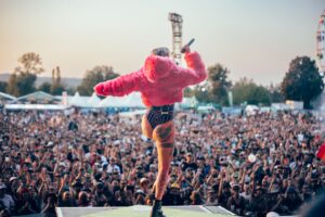 Jennifer Weist Instagram - „Nur 50% Konzert, aber dafür 200% Energie!“

Danke für eure Geduld! Ich hoffe es dauert nicht wieder 10 Jahre bis wir uns wiedersehen! 

Liebe geht raus ans @highfieldfstvl ❤️ 

📸: @harlotssyndicate