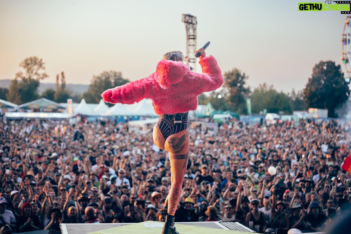 Jennifer Weist - 14K Likes - „Nur 50% Konzert, aber dafür 200% Energie!“
Danke für eure Geduld! Ich hoffe es dauert nicht wieder 10 Jahre bis wir uns wiedersehen!
Liebe geht raus ans @highfieldfstvl ❤️
📸: @harlotssyndicate