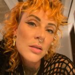 Jennifer Weist Instagram - Frohes Neues - kann man das heute noch sagen? Ich wünsche uns allen ganz viel Gesundheit, sowohl körperliche, als auch mentale. Denn das ist glaube ich immer noch ein großes Thema in unserer Gesellschaft. Ganz oft gestehen wir uns nicht ein, dass es uns nicht gut geht, machen einfach weiter, weil wir denken, dass wir funktionieren müssen. Da wünsche ich uns allen, dass wir mehr auf uns Acht geben, Selfcare betreiben und uns eine Pause nehmen, wenn wir merken, dass wir sie brauchen. Dann wünsch uns noch ganz viel Liebe. Dass wir von Menschen umgeben sind die wir schätzen und die uns schätzen. Und dass wir Menschen gehen lassen, die uns nicht gut tun. Außerdem wünsche ich uns ganz viel Erfolg, bei allem was wir vorhaben, dazu gehört natürlich auch Resilienz und Durchhaltevermögen. Und last but not least wünsche ich uns ganz viel Spaß und Freude im Leben, denn das macht alles um einiges leichter. Happy 2024!