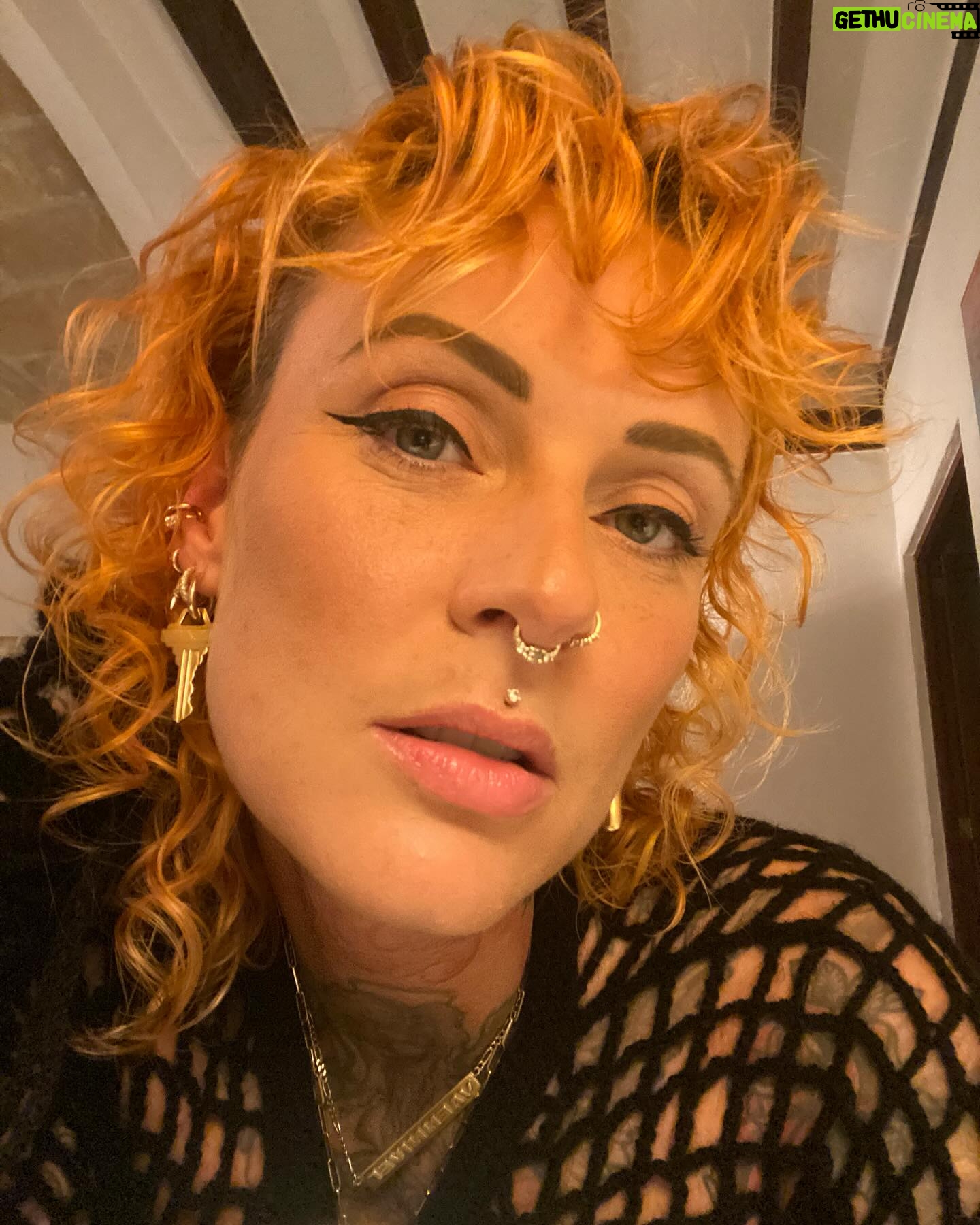 Jennifer Weist - 8.9K Likes - Frohes Neues - kann man das heute noch sagen?
Ich wünsche uns allen ganz viel Gesundheit, sowohl körperliche, als auch mentale. Denn das ist glaube ich immer noch ein großes Thema in unserer Gesellschaft. Ganz oft gestehen wir uns nicht ein, dass es uns nicht gut geht, machen einfach weiter, weil wir denken, dass wir funktionieren müssen. Da wünsche ich uns allen, dass wir mehr auf uns Acht geben, Selfcare betreiben und uns eine Pause nehmen, wenn wir merken, dass wir sie brauchen.
Dann wünsch uns noch ganz viel Liebe. Dass wir von Menschen umgeben sind die wir schätzen und die uns schätzen. Und dass wir Menschen gehen lassen, die uns nicht gut tun. Außerdem wünsche ich uns ganz viel Erfolg, bei allem was wir vorhaben, dazu gehört natürlich auch Resilienz und Durchhaltevermögen. Und last but not least wünsche ich uns ganz viel Spaß und Freude im Leben, denn das macht alles um einiges leichter. Happy 2024!