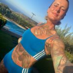 Jennifer Weist Instagram – In den letzten zwei Wochen hatte ich mein Handy nur selten in der Hand. Ich hatte aber auch wichtigere Dinge zu tun. Die meiste Zeit habe ich nackt am Pool gelegen, gelesen, gegessen, Wein und Gin getrunken, Katzen gestreichelt und Sonnenuntergänge angeschaut. Die schönsten Momente habe ich gar nicht festgehalten, sondern einfach nur genossen. Sollten wir alle sehr viel mehr tun.