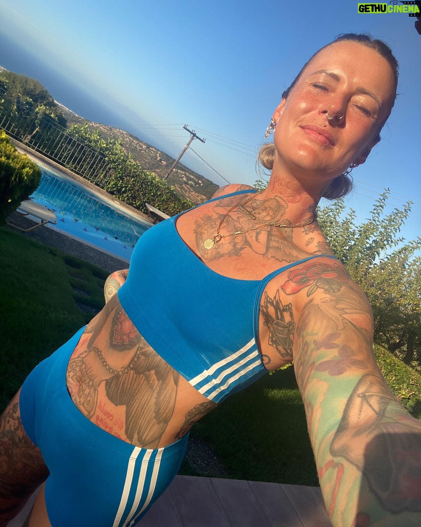 Jennifer Weist - 10.2K Likes - In den letzten zwei Wochen hatte ich mein Handy nur selten in der Hand. Ich hatte aber auch wichtigere Dinge zu tun. Die meiste Zeit habe ich nackt am Pool gelegen, gelesen, gegessen, Wein und Gin getrunken, Katzen gestreichelt und Sonnenuntergänge angeschaut. Die schönsten Momente habe ich gar nicht festgehalten, sondern einfach nur genossen. Sollten wir alle sehr viel mehr tun.
