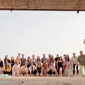 Jennifer Weist Instagram - Very good! Very good! Yeah!
Auf den Bildern seht ihr was passiert, wenn man sich traut, aus seiner Comfortzone auszubrechen.
Als @lolaweippert mich zu ihrem Geburtstag eingeladen hat, konnte ich mir erst nicht vorstellen, 5 Tage mit 25 mir völlig fremden Menschen zu verbringen. Jetzt bin ich sehr froh, mich getraut zu haben. Ich durfte viele tolle Leute kennenlernen, tiefgründige Gespräche führen und neue Erfahrungen sammeln, die ich ohne diese Reise wahrscheinlich nie gemacht hätte. (Wenn ihr die Möglichkeit habt, probiert unbedingt mal Lach-Yoga aus 😂) Ich danke allen, die dabei waren für die schöne Zeit, vor allen Dingen natürlich Lola für die Einladung und @muenchmax für die schönen Fotos ❤️🙏🏼