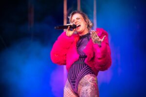 Jennifer Weist Instagram - „Nur 50% Konzert, aber dafür 200% Energie!“

Danke für eure Geduld! Ich hoffe es dauert nicht wieder 10 Jahre bis wir uns wiedersehen! 

Liebe geht raus ans @highfieldfstvl ❤️ 

📸: @harlotssyndicate