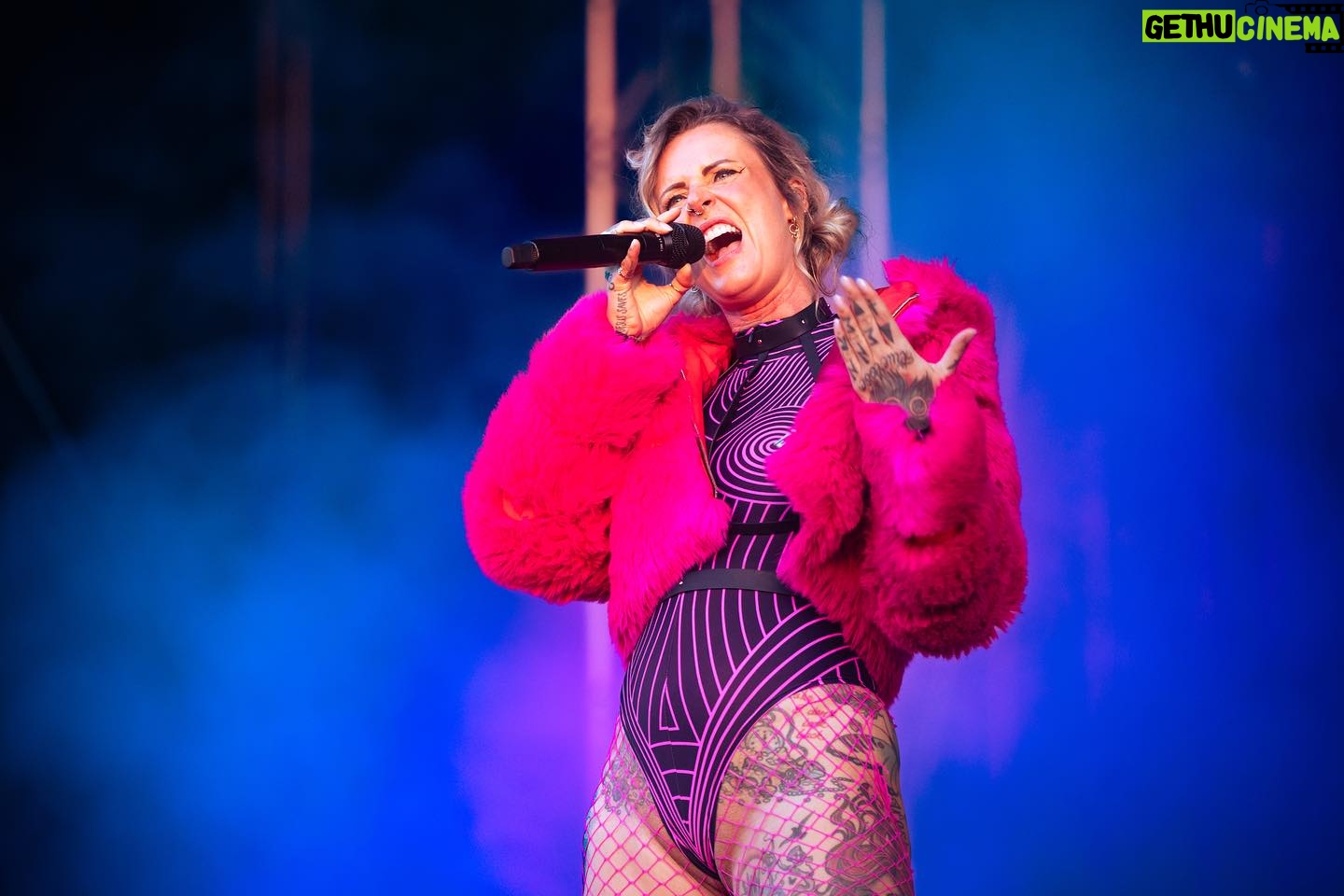 Jennifer Weist - 14K Likes - „Nur 50% Konzert, aber dafür 200% Energie!“
Danke für eure Geduld! Ich hoffe es dauert nicht wieder 10 Jahre bis wir uns wiedersehen!
Liebe geht raus ans @highfieldfstvl ❤️
📸: @harlotssyndicate