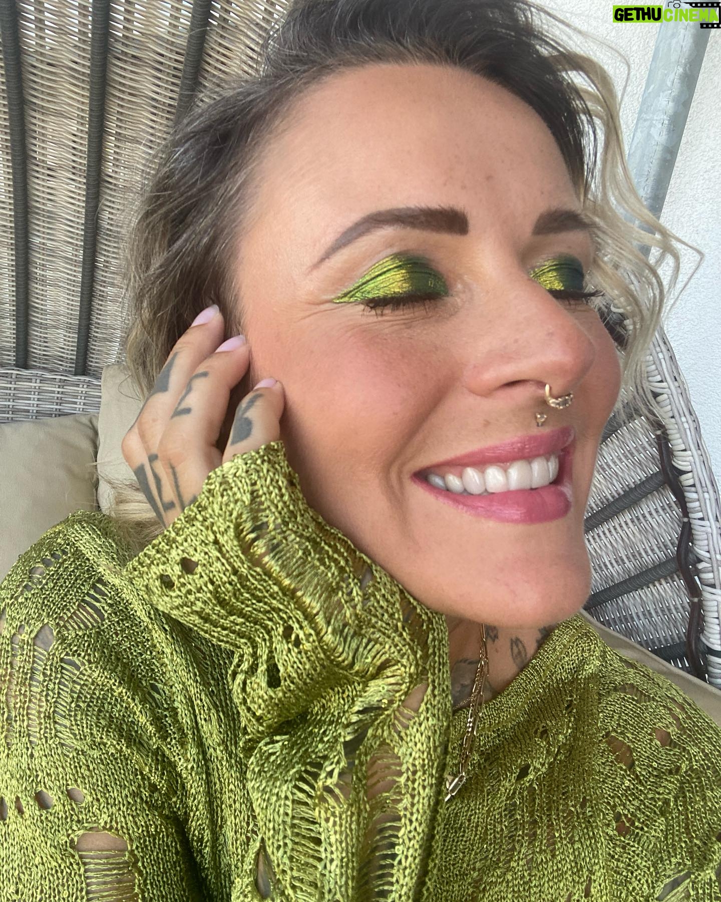 Jennifer Weist Instagram - 💚💚💚 Die besten Komplimente kommen von Frauen! @lolaweippert war gestern meine hypewoman - danke 🙏🏼❤️ 👗: @jadedldn 💄: @danessa_myricks