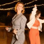 Jennifer Weist Instagram - Very good! Very good! Yeah! Auf den Bildern seht ihr was passiert, wenn man sich traut, aus seiner Comfortzone auszubrechen. Als @lolaweippert mich zu ihrem Geburtstag eingeladen hat, konnte ich mir erst nicht vorstellen, 5 Tage mit 25 mir völlig fremden Menschen zu verbringen. Jetzt bin ich sehr froh, mich getraut zu haben. Ich durfte viele tolle Leute kennenlernen, tiefgründige Gespräche führen und neue Erfahrungen sammeln, die ich ohne diese Reise wahrscheinlich nie gemacht hätte. (Wenn ihr die Möglichkeit habt, probiert unbedingt mal Lach-Yoga aus 😂) Ich danke allen, die dabei waren für die schöne Zeit, vor allen Dingen natürlich Lola für die Einladung und @muenchmax für die schönen Fotos ❤️🙏🏼