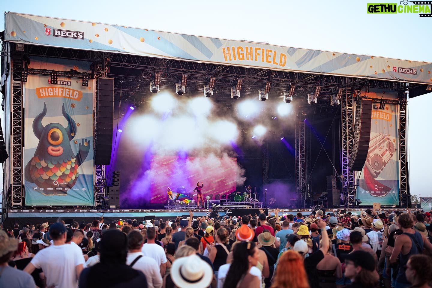 Jennifer Weist - 14K Likes - „Nur 50% Konzert, aber dafür 200% Energie!“
Danke für eure Geduld! Ich hoffe es dauert nicht wieder 10 Jahre bis wir uns wiedersehen!
Liebe geht raus ans @highfieldfstvl ❤️
📸: @harlotssyndicate
