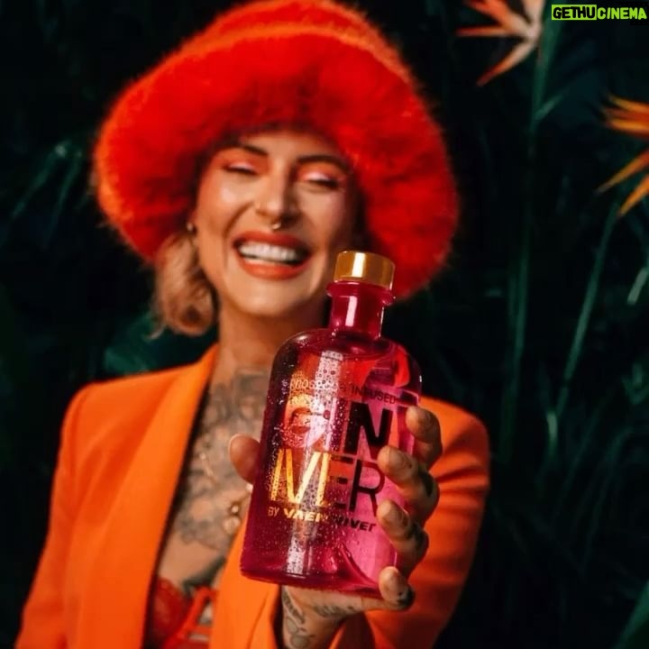 Jennifer Weist Instagram - GIN IVER by Yaenniver Mein eigener und euer neuer Lieblingsgin, jetzt exklusiv über den Link in meiner Bio bestellen oder direkt am Merchandise Stand auf meiner „Nackt auf Tour“ mitnehmen 🧡💕
