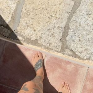 Jennifer Weist Instagram - In den letzten zwei Wochen hatte ich mein Handy nur selten in der Hand. Ich hatte aber auch wichtigere Dinge zu tun. Die meiste Zeit habe ich nackt am Pool gelegen, gelesen, gegessen, Wein und Gin getrunken, Katzen gestreichelt und Sonnenuntergänge angeschaut. Die schönsten Momente habe ich gar nicht festgehalten, sondern einfach nur genossen. Sollten wir alle sehr viel mehr tun.
