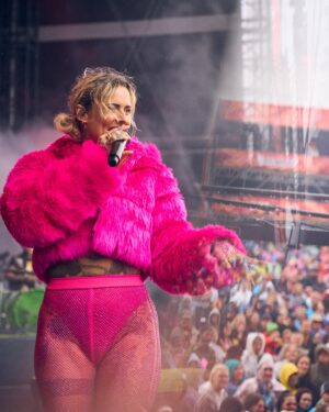 Jennifer Weist Instagram - Für alle, die bis jetzt noch nie darauf geachtet haben, wieviele weibliche Acts auf ihrem Lieblings-Festival vertreten sind, sollten heute mal in meine Story schauen 💕

📸: @lutzmichen