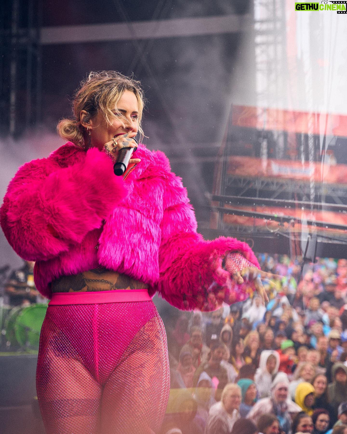 Jennifer Weist - 7.9K Likes - Für alle, die bis jetzt noch nie darauf geachtet haben, wieviele weibliche Acts auf ihrem Lieblings-Festival vertreten sind, sollten heute mal in meine Story schauen 💕
📸: @lutzmichen