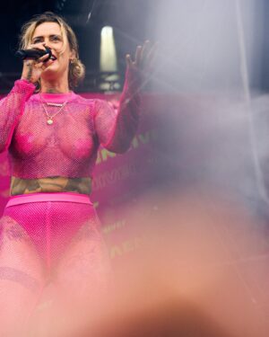 Jennifer Weist Instagram - Für alle, die bis jetzt noch nie darauf geachtet haben, wieviele weibliche Acts auf ihrem Lieblings-Festival vertreten sind, sollten heute mal in meine Story schauen 💕

📸: @lutzmichen