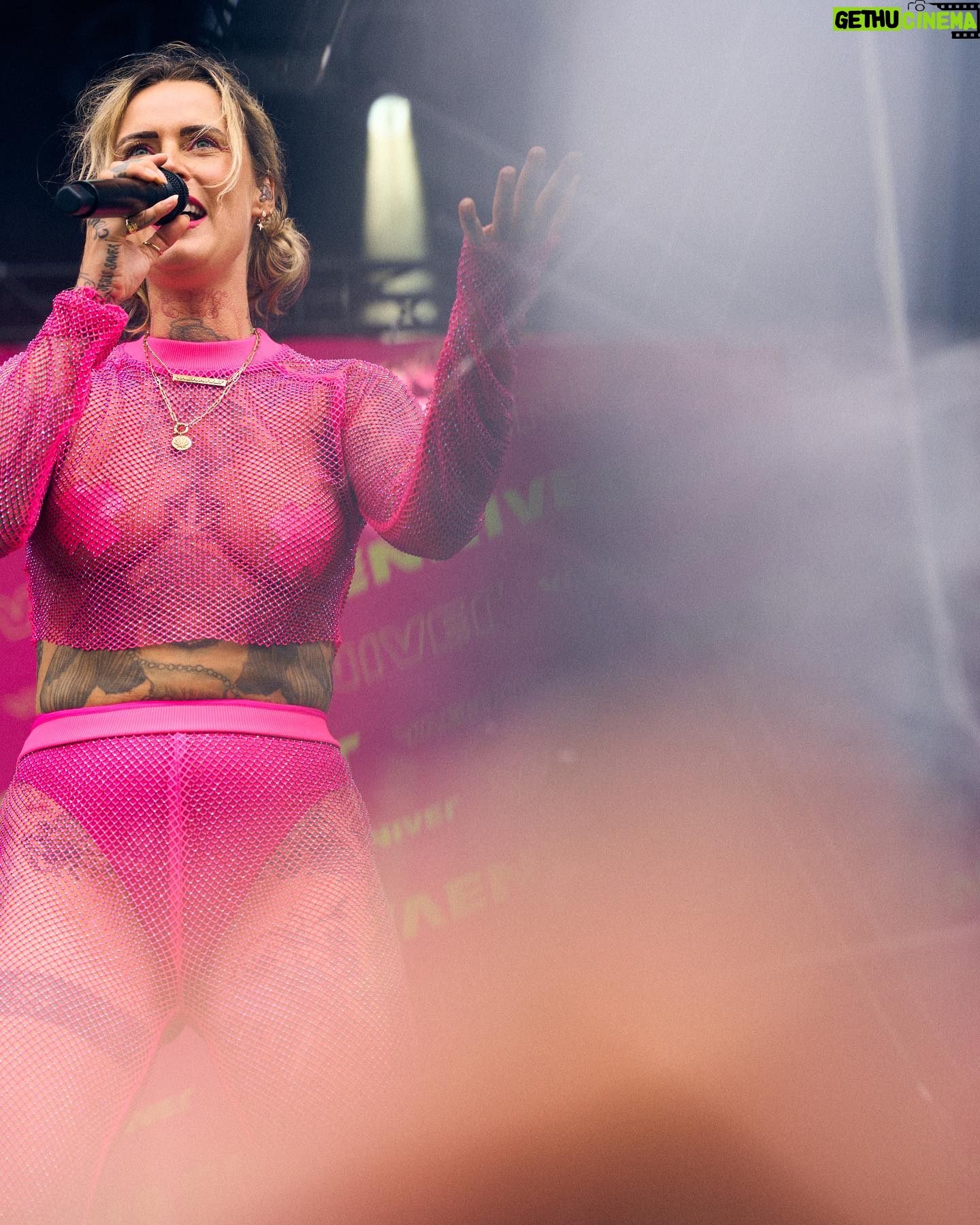 Jennifer Weist - 7.9K Likes - Für alle, die bis jetzt noch nie darauf geachtet haben, wieviele weibliche Acts auf ihrem Lieblings-Festival vertreten sind, sollten heute mal in meine Story schauen 💕
📸: @lutzmichen