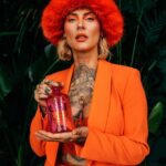 Jennifer Weist Instagram - GIN IVER by Yaenniver Mein eigener und euer neuer Lieblingsgin, jetzt exklusiv über den Link in meiner Bio bestellen oder direkt am Merchandise Stand auf meiner „Nackt auf Tour“ mitnehmen 🧡💕