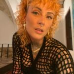 Jennifer Weist Instagram - Frohes Neues - kann man das heute noch sagen? Ich wünsche uns allen ganz viel Gesundheit, sowohl körperliche, als auch mentale. Denn das ist glaube ich immer noch ein großes Thema in unserer Gesellschaft. Ganz oft gestehen wir uns nicht ein, dass es uns nicht gut geht, machen einfach weiter, weil wir denken, dass wir funktionieren müssen. Da wünsche ich uns allen, dass wir mehr auf uns Acht geben, Selfcare betreiben und uns eine Pause nehmen, wenn wir merken, dass wir sie brauchen. Dann wünsch uns noch ganz viel Liebe. Dass wir von Menschen umgeben sind die wir schätzen und die uns schätzen. Und dass wir Menschen gehen lassen, die uns nicht gut tun. Außerdem wünsche ich uns ganz viel Erfolg, bei allem was wir vorhaben, dazu gehört natürlich auch Resilienz und Durchhaltevermögen. Und last but not least wünsche ich uns ganz viel Spaß und Freude im Leben, denn das macht alles um einiges leichter. Happy 2024!