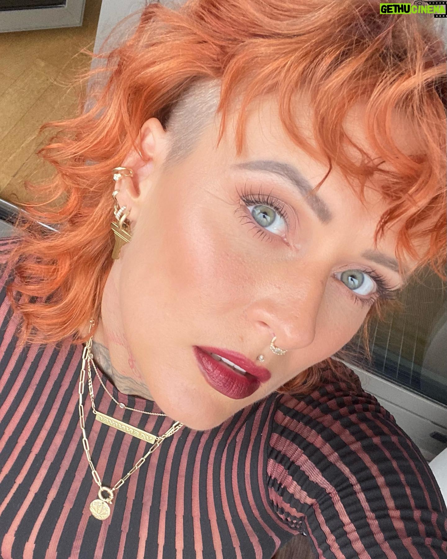 Jennifer Weist - 16K Likes - Leute der Herbst ist da. Und wenn ich Herbst sage, meine ich mich ❤️🔥