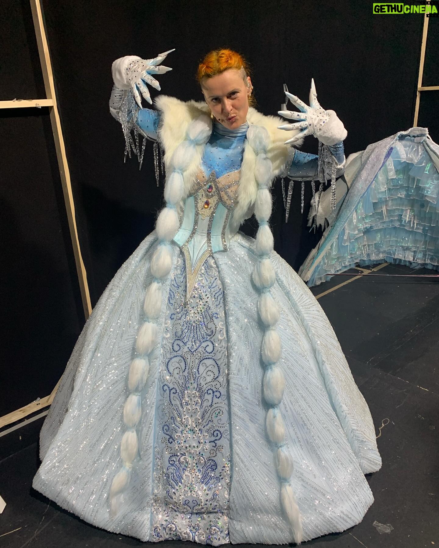 Jennifer Weist - 19.2K Likes - Da ist das Ding!
Kann es noch gar nicht fassen!
Hab euch ganz viel zu erzählen 🥰
Aber erstmal wünsche ich euch schöne Feiertage!
Eure ❄️👸🏼