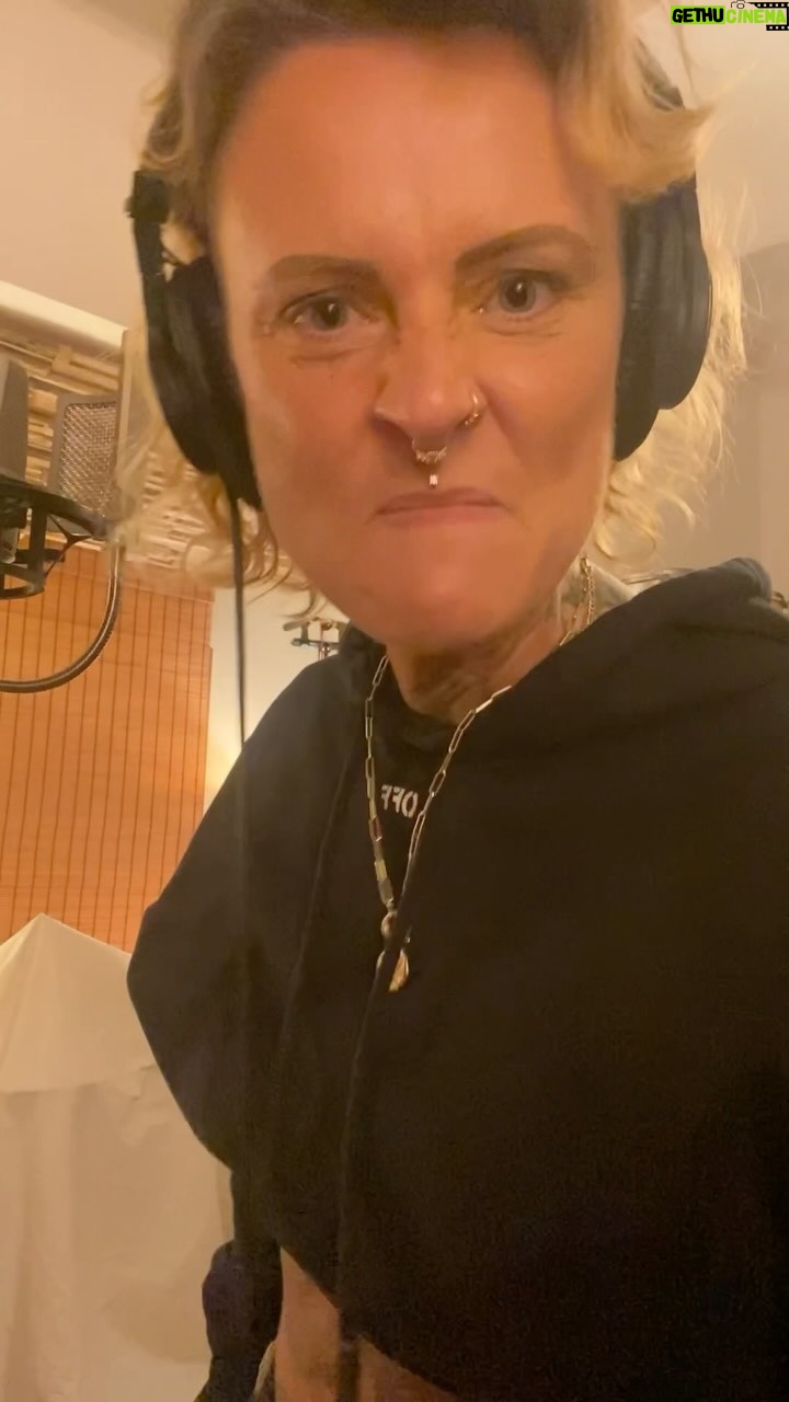 Jennifer Weist Instagram - Gestern den 6. Song meines zweiten Albums aufgenommen. Vorfreude ist groß! #angrywoman #angrywomen