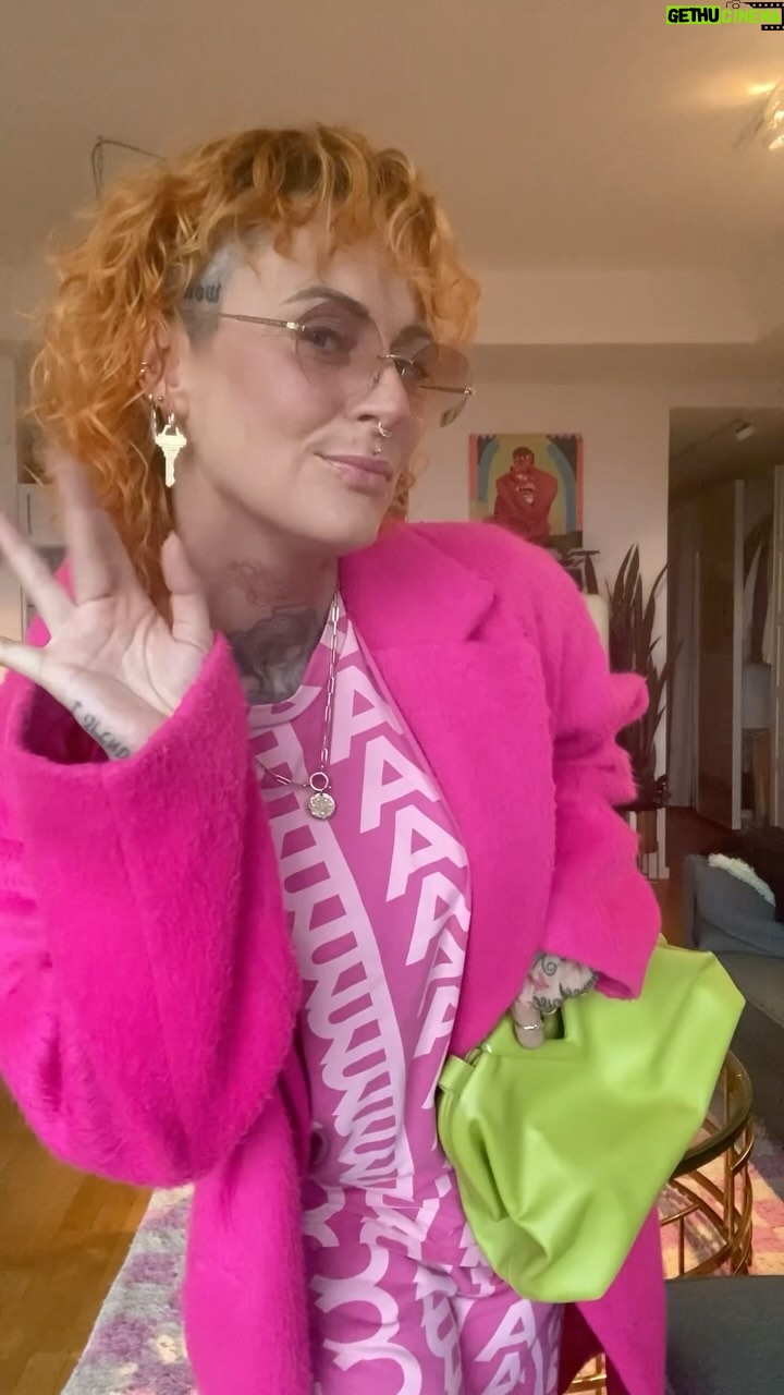 Jennifer Weist - 8.2K Likes - Unterwäsche @adidas
Zweiteiler @marcjacobs
Schuhe @stevemadden
Mantel @asos
Brille @cityoptikhaus
Tasche kein Plan sorry