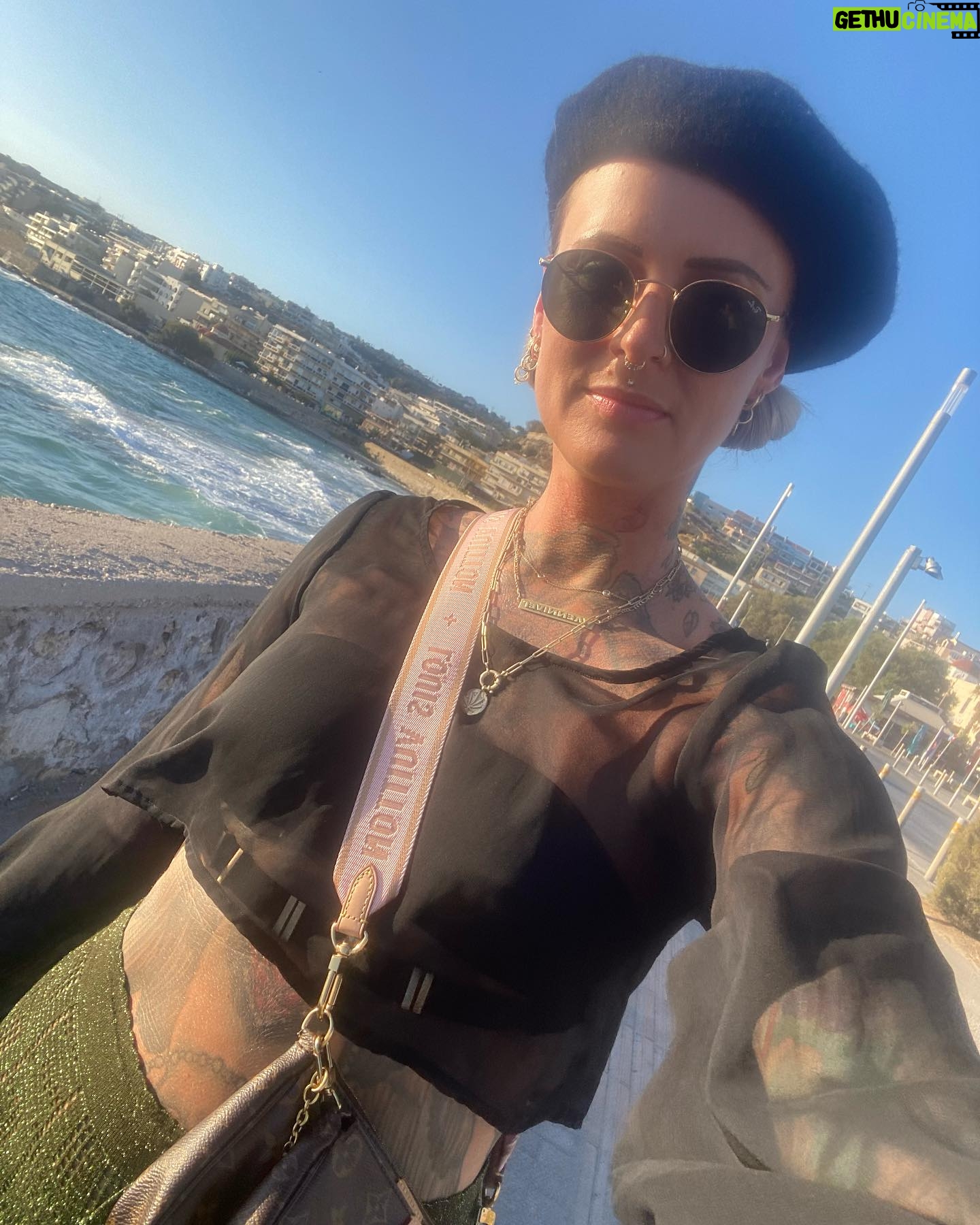 Jennifer Weist - 10.2K Likes - In den letzten zwei Wochen hatte ich mein Handy nur selten in der Hand. Ich hatte aber auch wichtigere Dinge zu tun. Die meiste Zeit habe ich nackt am Pool gelegen, gelesen, gegessen, Wein und Gin getrunken, Katzen gestreichelt und Sonnenuntergänge angeschaut. Die schönsten Momente habe ich gar nicht festgehalten, sondern einfach nur genossen. Sollten wir alle sehr viel mehr tun.