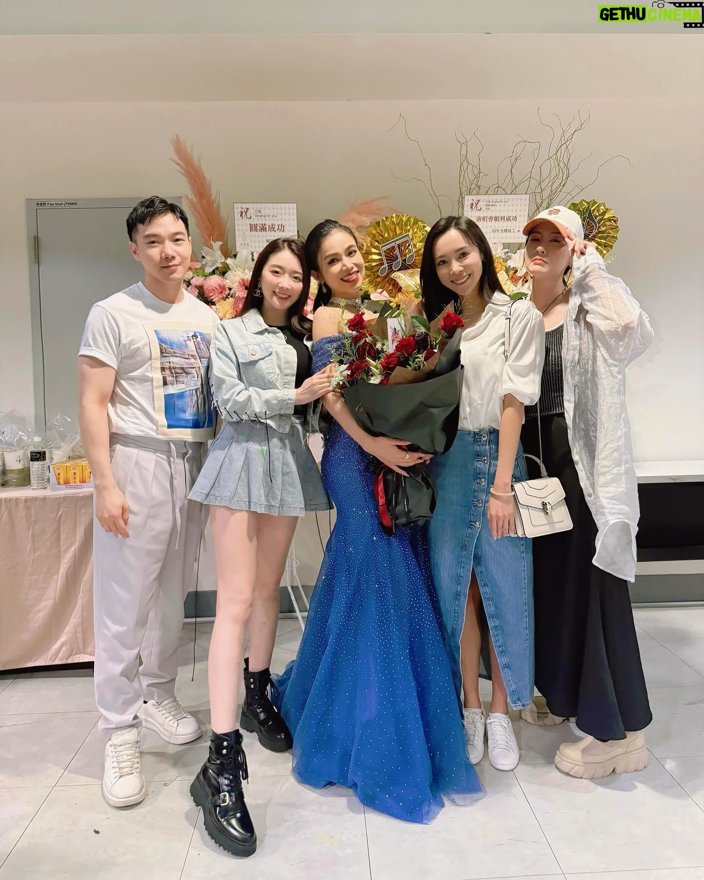 Jenny Cheng Instagram - 🥰 @shenniolin 林芯儀姐演唱會大成功 很開心能參與姐20年來的第一場演唱會 芯儀姐太美了😍在台上閃閃發光✨ 聽到好多芯儀的經典歌曲🎵 終於現場聽到道聽途說、以後以後 我的天~~真的太好聽了!!! 不管唱中文英文還是台語耳朵都懷孕了 姐的厲害之處就是能把情感唱進歌裡 完全唱到我們心坎裡~瞬間眼眶泛紅🥹 我們秒化身迷妹迷弟瘋狂鼓掌尖叫😆 非常謝謝 @boris.tsai 的邀請~ 謝謝芯儀姐讓我們幸福滿滿一整晚❤️