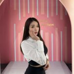 Jenny Cheng Instagram - Monday 不blue 今晚9點tvbs女人我最大見😉 來分享女人化腐朽為神奇的化妝術❤️ 我第一次不戴放大片上節目接著化妝 女孩化妝不是為了男人～是為了自己開心 畢竟漂亮衣服就要配上漂亮又精緻的妝😌 就問～～有這樣的女同學你每天幾點上課 睫毛 @ayu_makeup.art #tvshow #錄影 #女人我最大