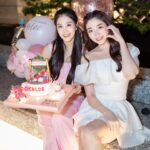 Jenny Cheng Instagram – Hi June🌹🌹
紀錄一下5月的小碎片🧩美好回憶
恭喜 @jellyc820 晨熙女兒滿月了🥰
跟比莉姐的開心日常吃飯逛街的約會
@yinyin618 一起看了金在中演唱會🎶
@daphnelaven 金牛寶寶生日快樂🎂
@lalababy625 恭喜拉拉出新書了🩷
@austinoreochen 大帥哥生日快樂🎂
一起吃辣而不膩的酸菜魚慶生
@bakatenshi518 居酒屋聚餐
以為秒到日本每一道都好好吃
恭喜Mai的活動辦的很順利～
期待6月的我過的更充實更豐富