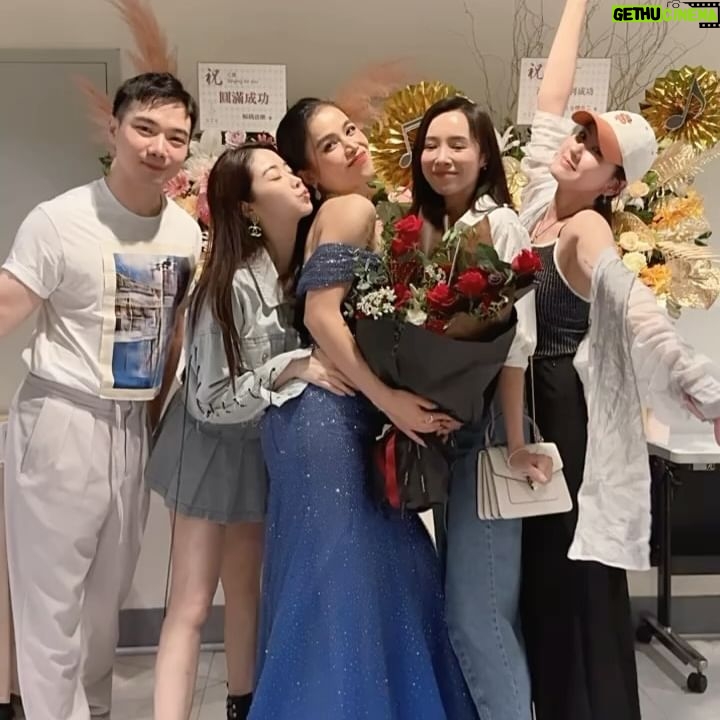 Jenny Cheng Instagram - 🥰 @shenniolin 林芯儀姐演唱會大成功 很開心能參與姐20年來的第一場演唱會 芯儀姐太美了😍在台上閃閃發光✨ 聽到好多芯儀的經典歌曲🎵 終於現場聽到道聽途說、以後以後 我的天~~真的太好聽了!!! 不管唱中文英文還是台語耳朵都懷孕了 姐的厲害之處就是能把情感唱進歌裡 完全唱到我們心坎裡~瞬間眼眶泛紅🥹 我們秒化身迷妹迷弟瘋狂鼓掌尖叫😆 非常謝謝 @boris.tsai 的邀請~ 謝謝芯儀姐讓我們幸福滿滿一整晚❤️