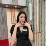 Jenny Cheng Instagram - Monday不blue 讓我用我的笑容融化你吧 第一張經紀人很懂拍耶😆 不管昨天如何就把今天過好 把握每個當下活在每個當下 今天錄影我真的很受幸運女神眷顧 一直以來在工作上我一直是幸運的 支持著我的你們就是我的小幸運❤️ 謝謝低調帥的金鐘主持人/主委的照顧 開玩笑的方式讓我有多一點畫面的機會☺️ #tvshow #錄影 #全民星攻略