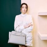 Jenny Cheng Instagram - 🤍 有時候低調的奢華更能讓人著迷 @valextra 就是這樣的quiet luxury 簡約低調質感卻更能展現屬於你的品味 真正的美與氣質是不需要過多的裝飾的 Makeup @90jollymakeup Hairstyle @waltershi_official Photographer @chihsuanlin_ #Valextra #ValextraTaiwan #Sogo敦化