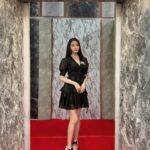 Jenny Cheng Instagram - Monday不blue 讓我用我的笑容融化你吧 第一張經紀人很懂拍耶😆 不管昨天如何就把今天過好 把握每個當下活在每個當下 今天錄影我真的很受幸運女神眷顧 一直以來在工作上我一直是幸運的 支持著我的你們就是我的小幸運❤️ 謝謝低調帥的金鐘主持人/主委的照顧 開玩笑的方式讓我有多一點畫面的機會☺️ #tvshow #錄影 #全民星攻略