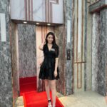 Jenny Cheng Instagram - Monday不blue 讓我用我的笑容融化你吧 第一張經紀人很懂拍耶😆 不管昨天如何就把今天過好 把握每個當下活在每個當下 今天錄影我真的很受幸運女神眷顧 一直以來在工作上我一直是幸運的 支持著我的你們就是我的小幸運❤️ 謝謝低調帥的金鐘主持人/主委的照顧 開玩笑的方式讓我有多一點畫面的機會☺️ #tvshow #錄影 #全民星攻略